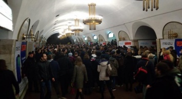 В метро Киева началась настоящая давка из-за закрытия станций после "минирования"