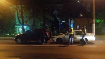 На проспекте Шевченко парень начал бросаться под машины, из-за ссоры с девушкой
