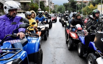 В Афинах владельцы квадроциклов заблокировали Минтранс в знак протеста