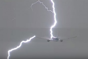 В Амстердаме засняли попадание молнии в самолет (видео)