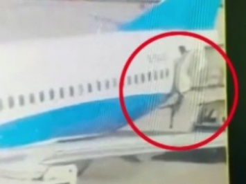 Еще одна стюардесса выпала из самолета в Китае