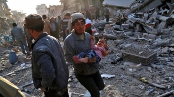 В Сирии в результате авиаударов по рынку погибли по меньшей мере 53 человека