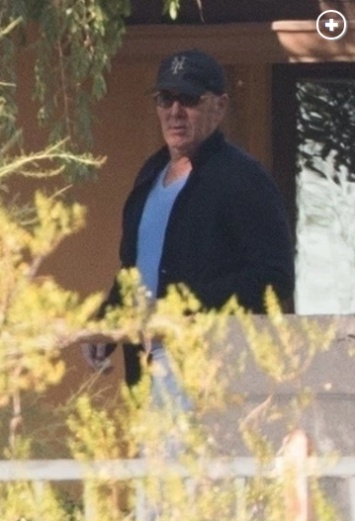 Появились фото, как Кевин Спейси ходит на йогу в реабилитационном центре в Аризоне