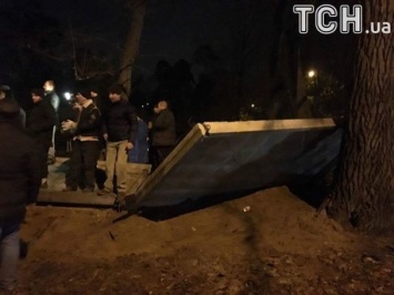 В Киеве произошла драка из-за застройки в сквере