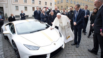 Папе Римскому подарили элитный итальянский спорткар