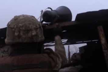 Бойцы на "промке" заставляют боевиков учить гимн Украины