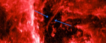Ученые пытаются выяснить происхождение красной нити в центре галактики