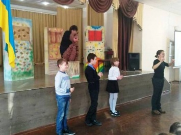 Румынский кукольный театр подарил спектакль одесским школьникам