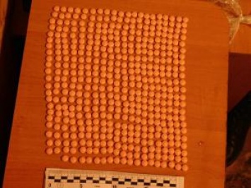 Женщина пыталась на своем теле провезти в ОРДО через КПВВ "Марьинка" почти 460 таблеток "Трамадола"