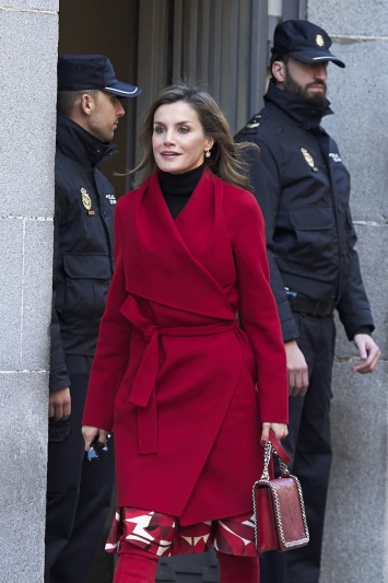 Lady in red: 15 красных нарядов королевы Летиции