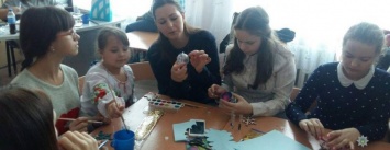 Патрульные, вместе со учащимися создали новогодние игрушки для школьной елки