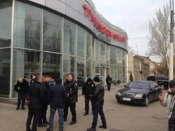 Правоохранители квалифицировали стрельбу возле автосалона в Одессе как хулиганство