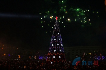 В Луганске зажгли главную новогоднюю ель