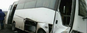 Автобус "Запорожье-Днепр", уворачиваясь от фуры, врезался в легковушку, - ФОТО