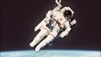 В США скончался астронавт, первым вышедший в космос без страховки