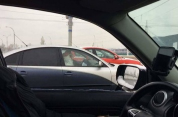 В Киеве заметили Деда Мороза на авто с "неприличными" еврономерами