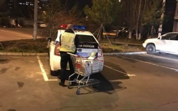 В Одессе инспектор патрульной полиции купил алкоголь и увез его на служебной машине (ФОТО)