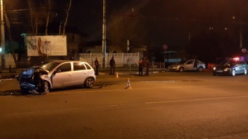 В результате ночного ДТП в Симферополе пострадали четыре человека (ФОТО)