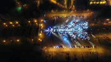 В Запорожье установили рекорд, создав светящуюся елку из 270 авто (Фото)