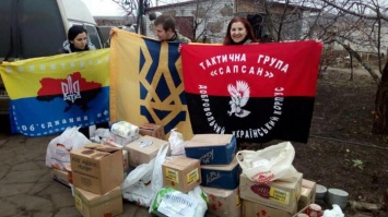 Волонтеры Национального корпуса привезли на передовую подарки (фото)