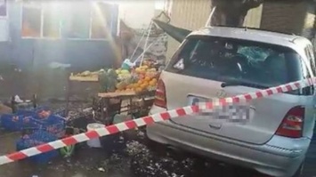 В Ужгороде женщина на иномарке разгромила продуктовый рынок и задавила людей (Фото)