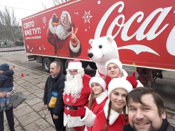 Свято наближається: в Запорожье на известной фуре «Coca-Cola» прибыл Санта-Клаус (Видео)