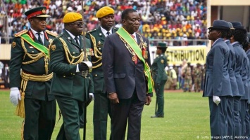 Президент Зимбабве назначил вице-президентами двух военных