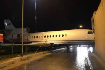 На Мальте самолет сдуло ветром и он протаранил здание (фото)
