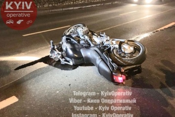 В Киеве байкер с пассажиром попали в страшное ДТП (видео)