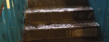 На лестничной площадке северодонецкой многоэтажки образовался ледовый каток (фото)