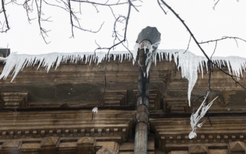 Как в Днепре убирают опасные сосульки?