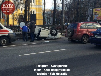 В Киеве, возле Владимирского собора, автомобиль KIA перевернулся на крышу