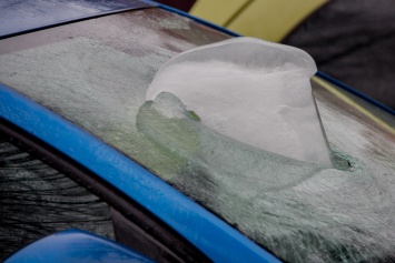 "Сосулькопад" в Днепре: ледяная глыба пробила автомобиль