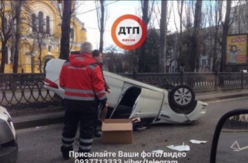 В центре Киева легковушка перевернулась на крышу - образовались километровые пробки (Видео)