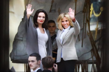 Джоли с детьми приехала в Париж, чтобы обсудить права женщин с женой Макрона. Фото