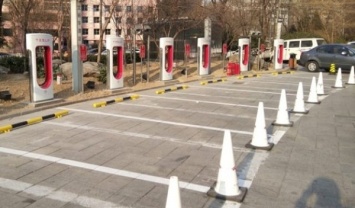 Tesla построила в Китае крупнейшую в мире Supercharger-станцию для зарядки электромобилей