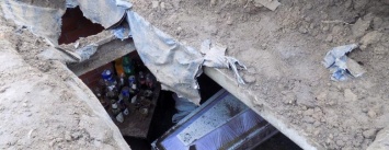 Под Одессой вандалы раскопали могилу и распивали алкоголь в гробовой яме (ФОТО)