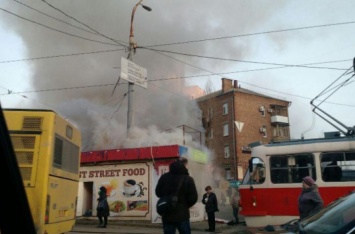 Пожар в Киеве: огнем охвачен цветочный киоск возле метро «Лукьяновская»