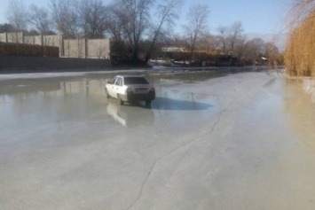 На Киевщине автомобиль без водителя выкатился на лед