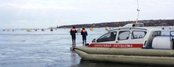 Запорожские спасатели круглосуточно дежурят на Каховском водохранилище: несмотря на опасность, рыбаки выходят на лед, - ФОТО