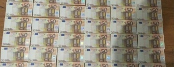 Под Одессой неизвестный подарил банку больше 2 тысяч "евро" (ФОТО)
