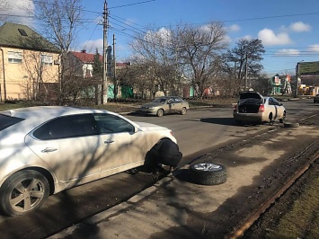 В Николаеве за пол часа четыре машины лишились колес из-за ям на Кузнецкой