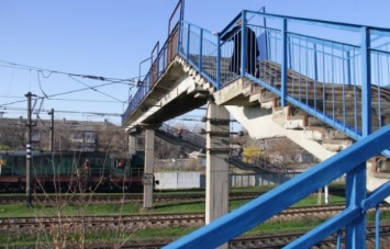В Запорожской области мост бьется током