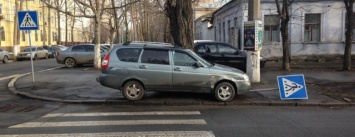 В Николаеве "ВАЗ" вылетел на обочину после столкновения с "Volkswagen", - ФОТО