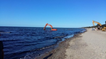 Крымский экскаватор, купающийся в Черном море, вызвал бурное обсуждение в сети (Видео)