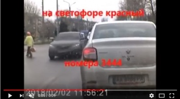 В Мелитополе наглый водитель чуть не сбил женщину на переходе. ВИДЕО