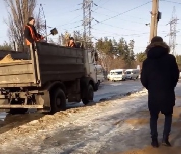 В Днепре коммунальщики посыпали снег с грузовика под ноги горожанам