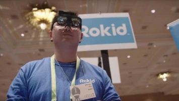Intel создал «умные» очки с лазерным проектором