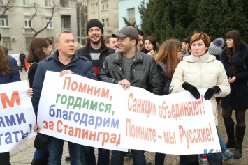 Около 10 тысяч митингующих на площади Ленина в Симферополе выразили свой протест антироссийским санкциям