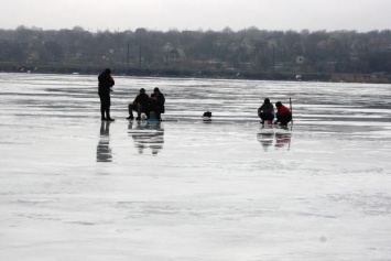 На Каховское водохранилище одновременно вышли почти 200 рыбаков - спасатели бьют тревогу